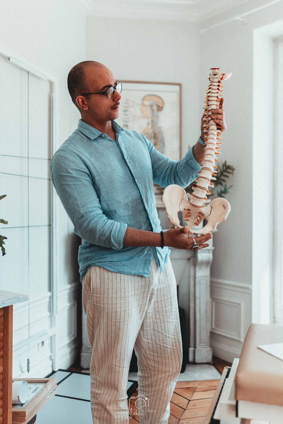 Théo Sevier, chiropracteur, présente une colonne vertébrale dans son cabinet